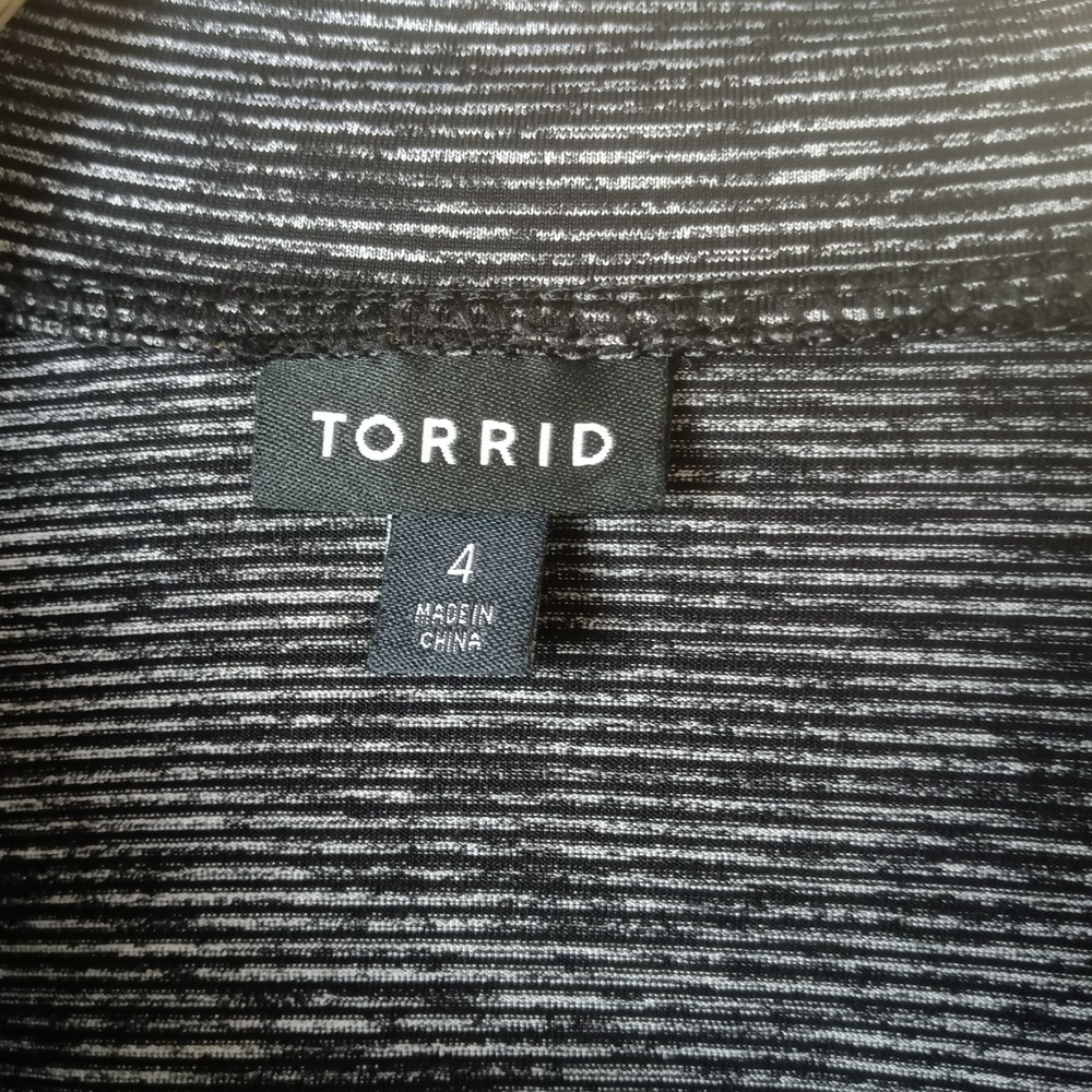 Torrid Womens Active Performance Gray Black 1/4 Zip Pullover Thumbholes - Size 4 - Picture 3 of 14